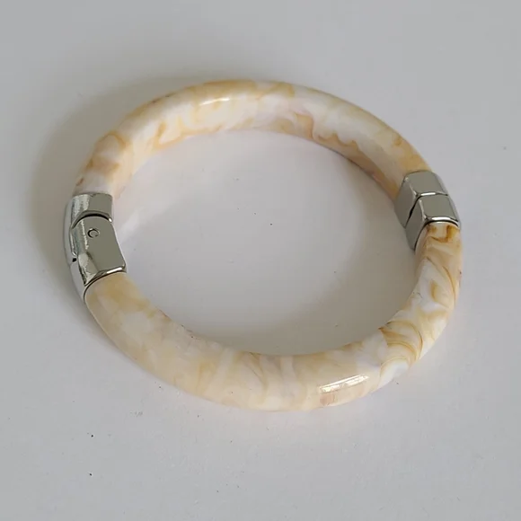 Vintage Boho Cream Chunky Resin Acrylic Hinged Silver Tone Bangle Bracelet - Picture 2 of 13